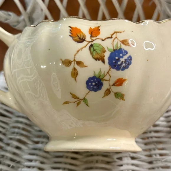 Vintage J and G Meakin Sunshine Pattern Made In England Creamer - Picture 5 of 10